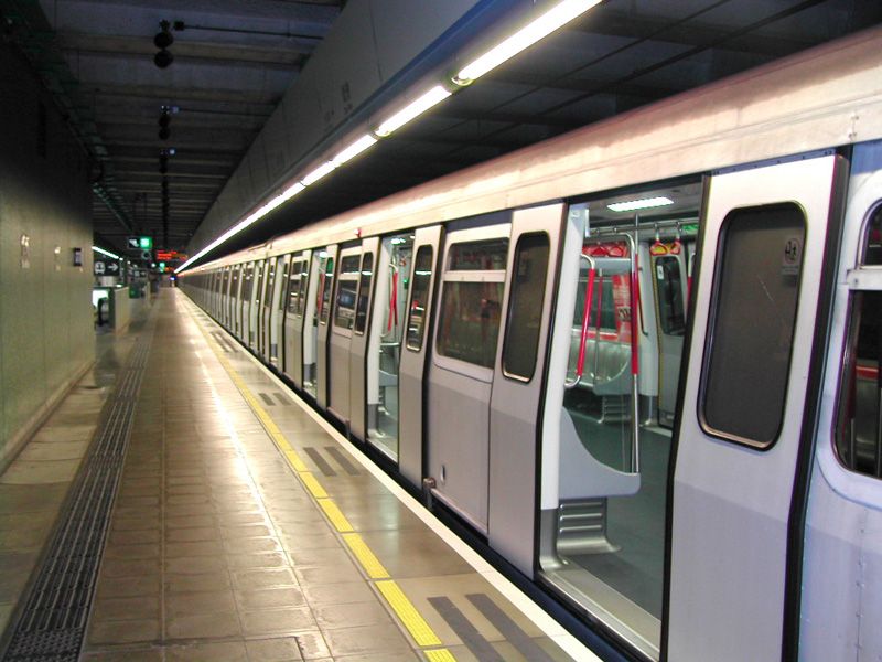 File:HK MTR ChaiWan TrainWaiting 2003Jan17.JPG