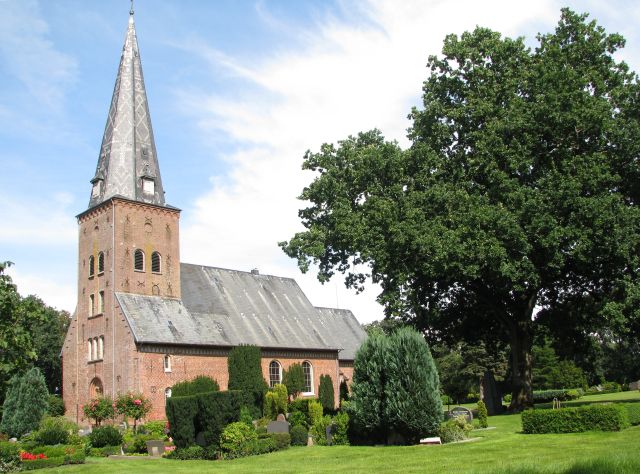 File:Kirche Breklum.JPG