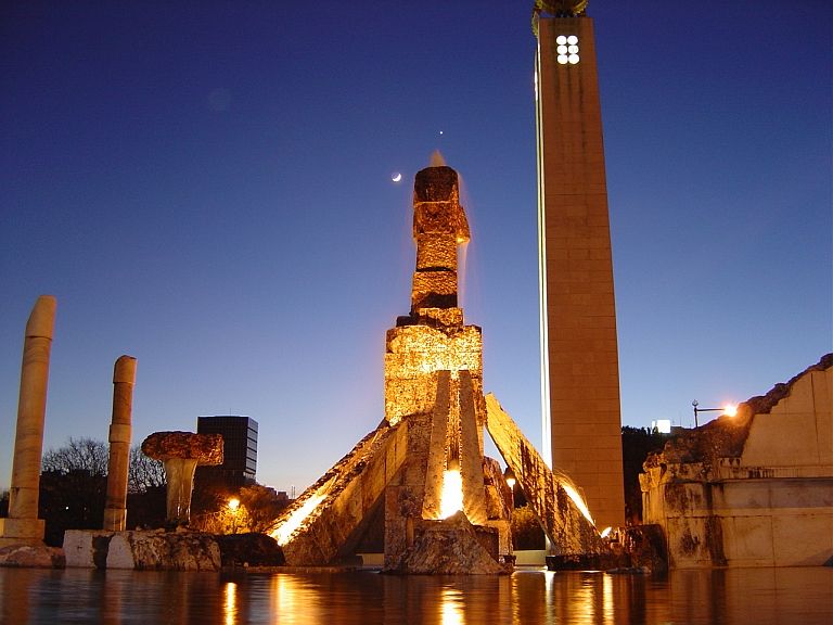 File:Lisboa Monumento 25 Abril.jpg