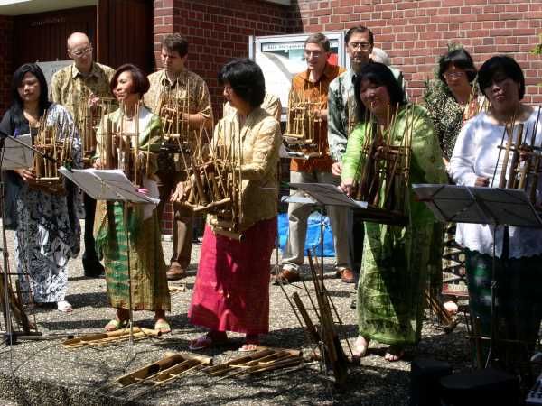 File:Mkif angklung.jpg