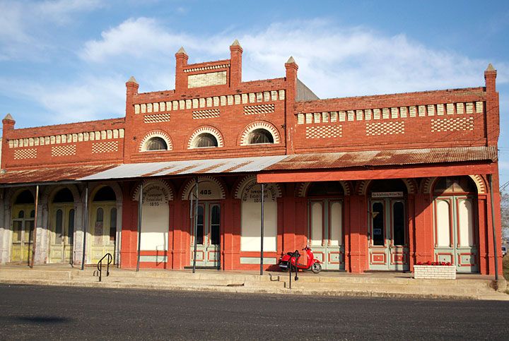 File:S. T. Schaefer Building in Schulenburg, Texas.jpg