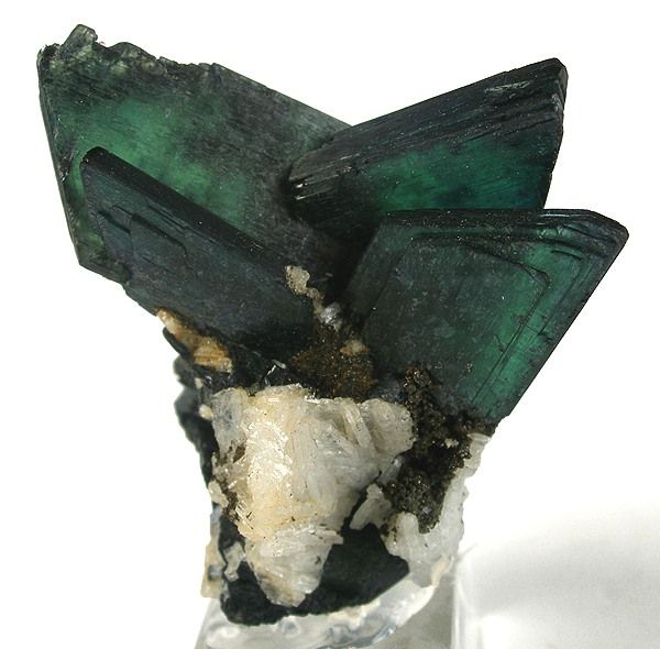 File:Vivianite-Albite-265749.jpg