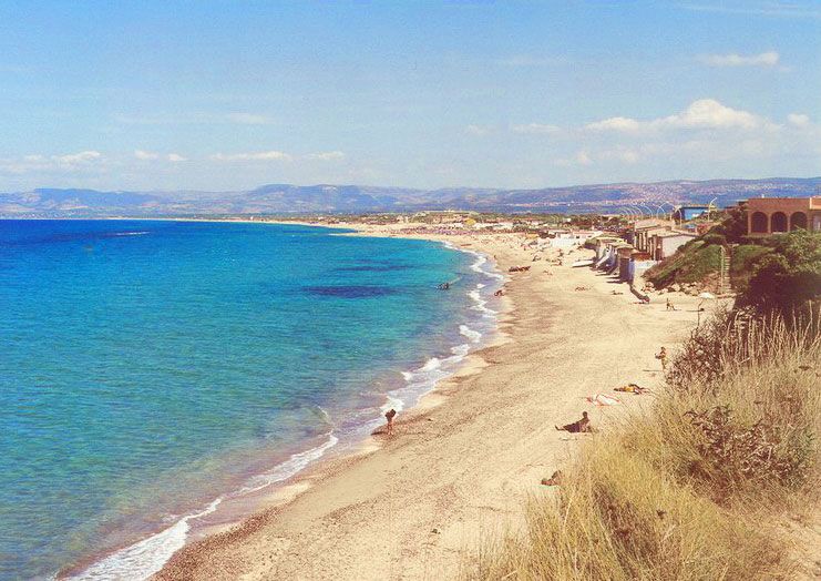 File:Beach of Platamona, Sardinia.jpg