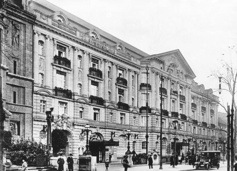 File:Bundesarchiv Bild 146-1989-028-23, Berlin, Hotel Esplanade.jpg