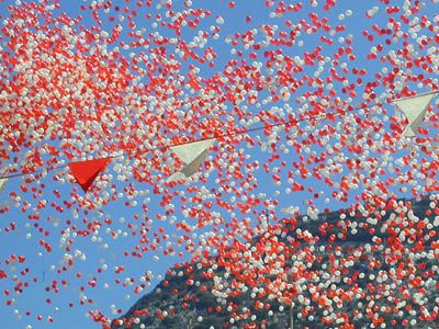 File:Gibraltar National Day 2001 balloons.JPG