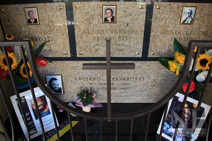 File:Grave of Luciano Pavarotti and his family.jpg