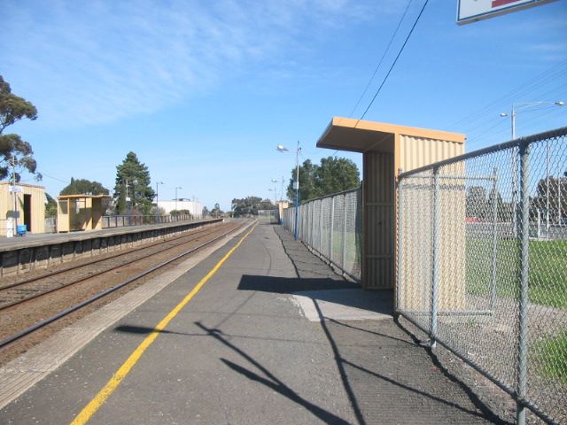 File:Looking Along Platform 2.jpg