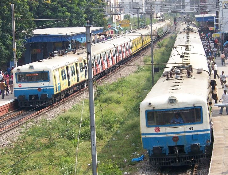 File:MMTS train at Khairatabad.JPG