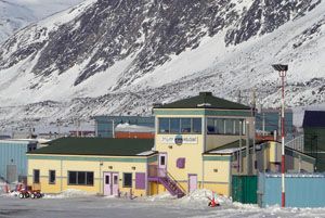 File:Pangnirtung-airport-terminal.jpg