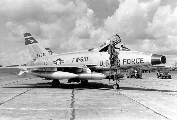 File:72d Tactical Fighter Squadron - F-100D-25-NA 55-3610.jpg