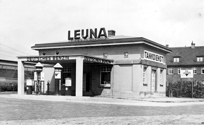 File:Bundesarchiv Bild 111-098-075, Leuna-Tankstelle.jpg