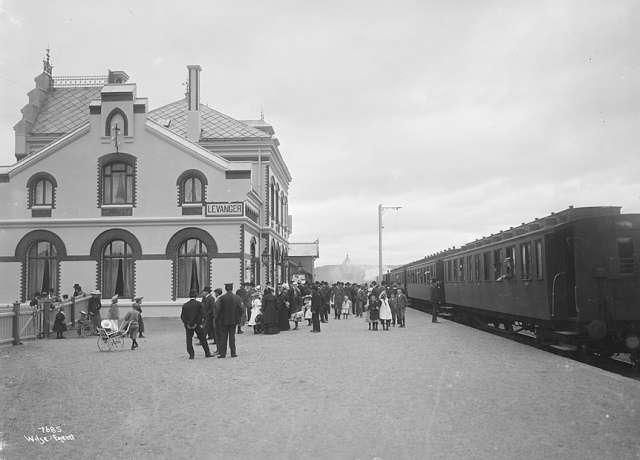 File:Levanger stasjon 1907 with train.jpg