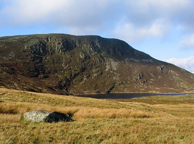 File:Moorland above Llyn Arenig Fach 779212.jpg