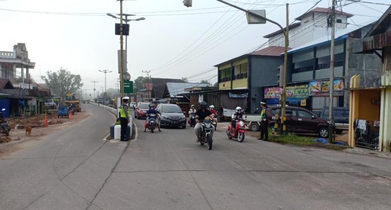 File:Street in Nanga Bulik.jpg