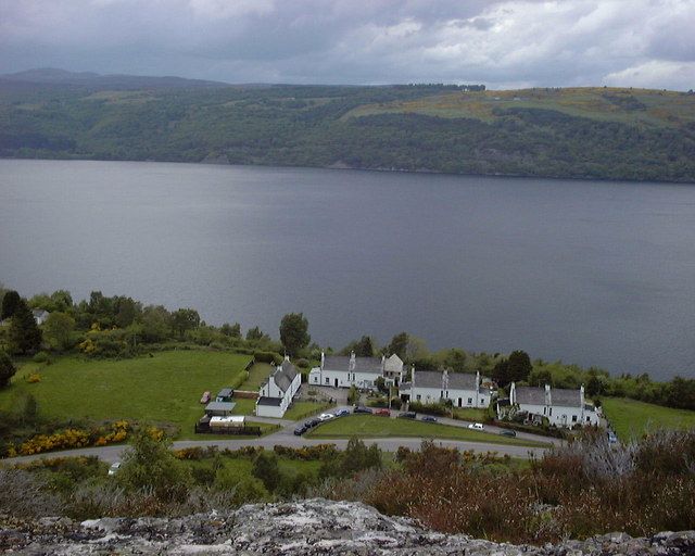 File:Foresters Houses at Inverfarigaig.jpg