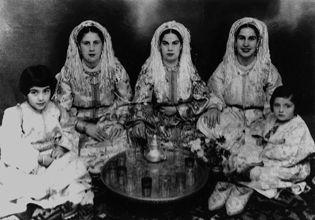 File:Moroccan women wearing takchita (1939).jpg