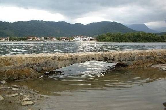 File:Paraty floodhole.jpg