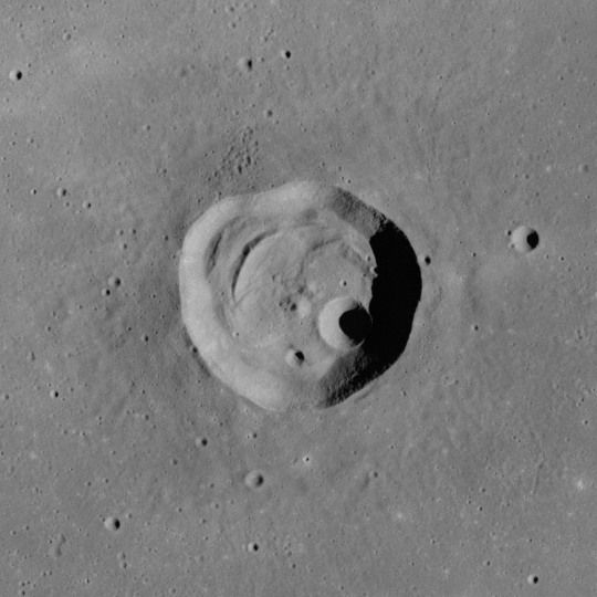 File:Peirce crater AS17-M-0290.jpg