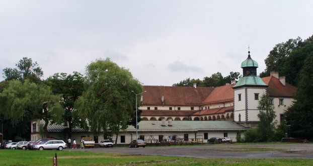 File:Sucha Beskidzka castle.jpg