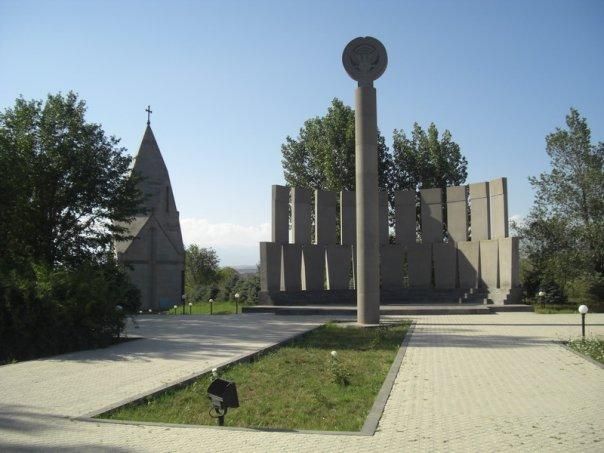 File:Yerablur and Saint Vartan chapel, 2009 (1).jpg