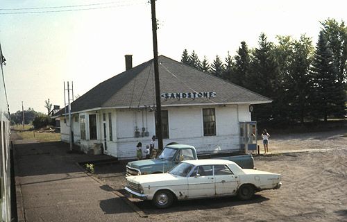 File:Arrowhead at Sandstone station, August 1976.jpg