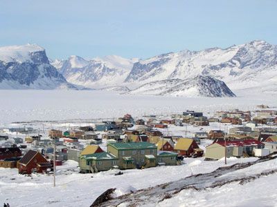 File:Pangnirtung-uptown.jpg