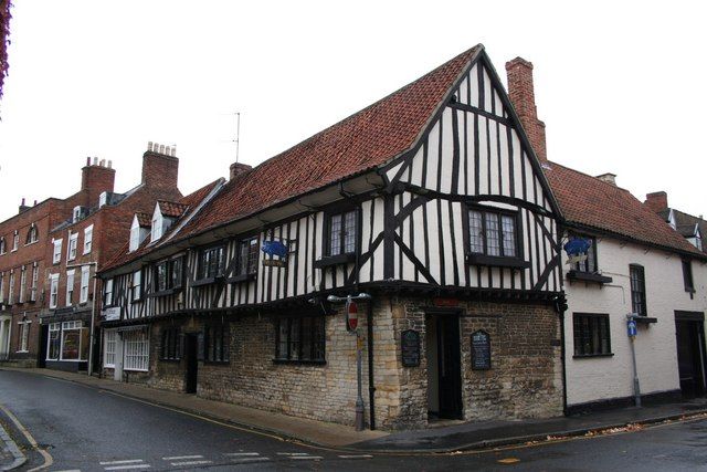 File:The Blue Pig pub in Grantham.jpeg