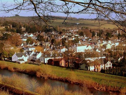 File:Usk, Wales.jpg