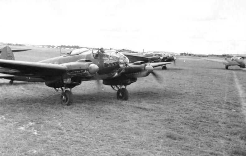 File:Bundesarchiv Bild 101I-401-0240-20, Flugzeug Heinkel He 111.jpg