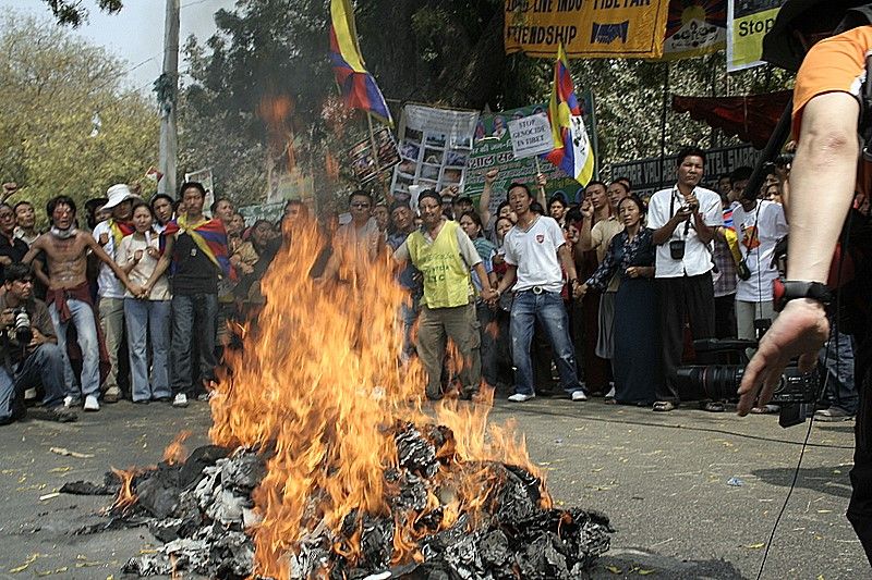 File:Burning effigies of Chinese leaders.jpg