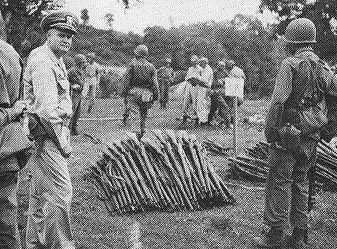 File:Japanese weapons collected, 1945.jpg