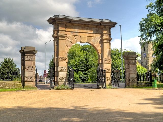 File:Memorial archway, Chorley.jpg