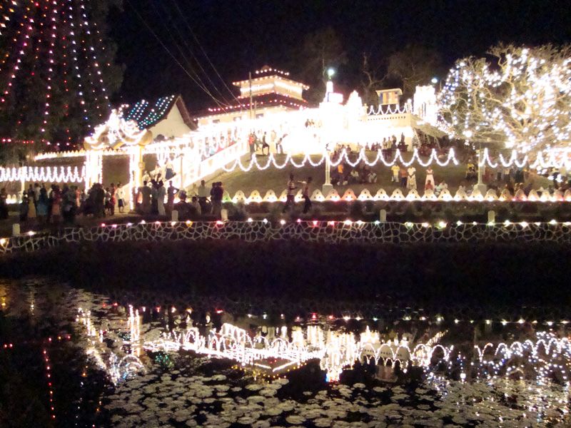 File:Pilana Temple at night.jpg