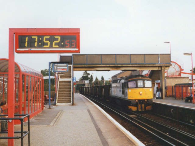 File:Rainham Station - geograph.org.uk - 215988.jpg