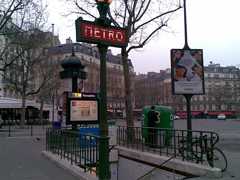 File:Station-metro-paris-totem.jpg