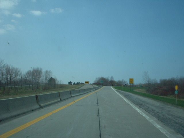 File:Stub at Lake Ontario Parkway w end.jpg