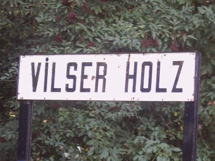 File:(Museumseisenbahn) Streckenschild „Vilser Holz“.jpg