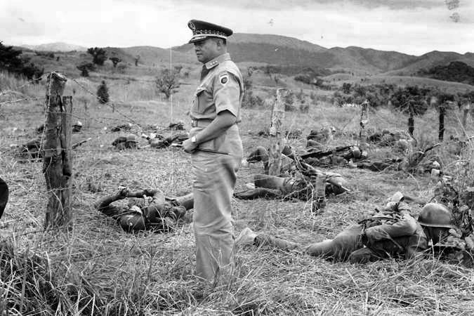 File:Alfredo Santos with troops.jpg