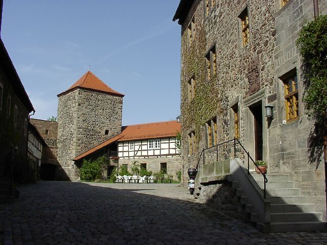 File:Burghof Burg Fürsteneck.jpg