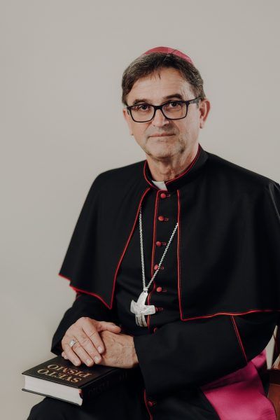 File:Bishop Maksimilijan Matjaz, official photo.jpg