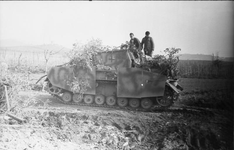 File:Bundesarchiv Bild 101I-311-0903-21A, Italien, getarnter Panzer.jpg