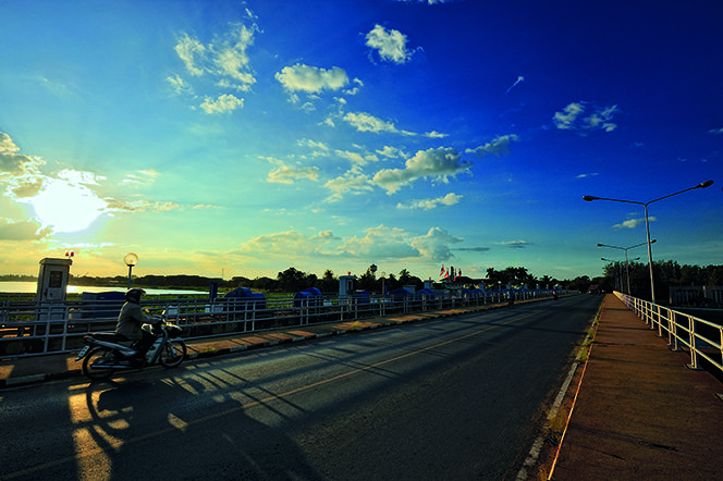 File:Chainat Chao Phraya Dam 2.jpg