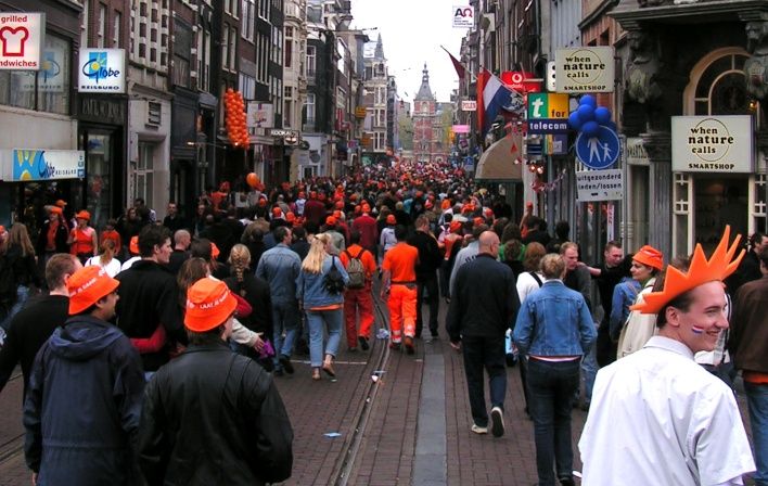 File:Koninginnedag 2005 amsterdam2.jpg