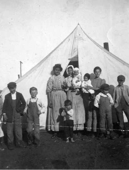 File:Ludlow striker family in front of tent.jpg