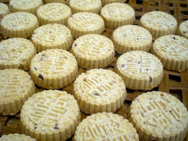 File:Macau Koi Kei Bakery Almond Biscuits 2.JPG