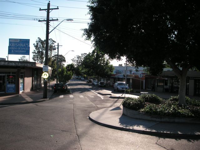 File:QuakersHillNSWshops.jpg