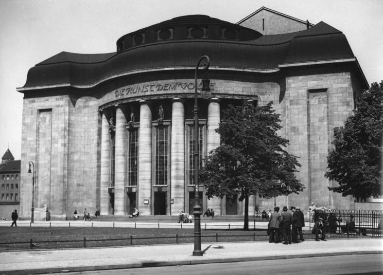 File:Bundesarchiv Bild 146-2002-003-33A, Berlin, Volksbühne.jpg