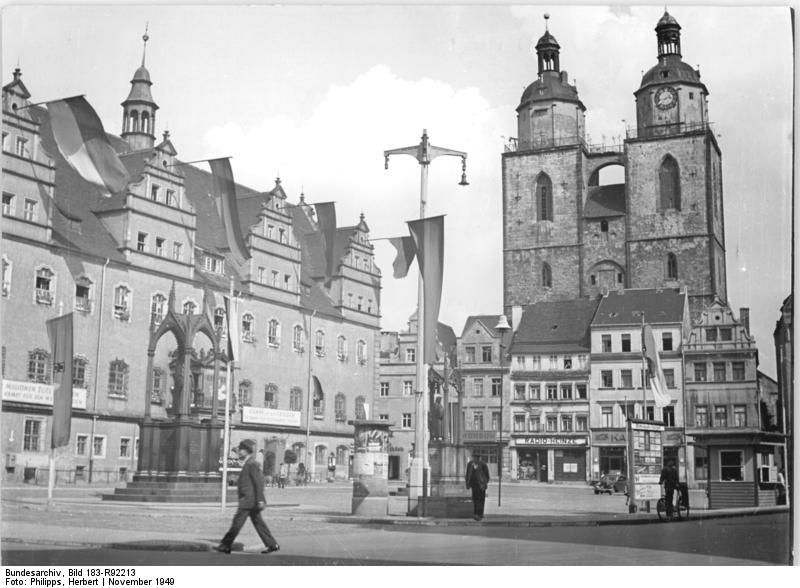 File:Bundesarchiv Bild 183-R92213, Wittenberg, Marktplatz, Rathaus, Stadtkirche.jpg