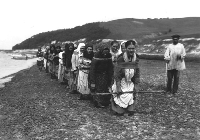 File:Burlakwomen.jpg