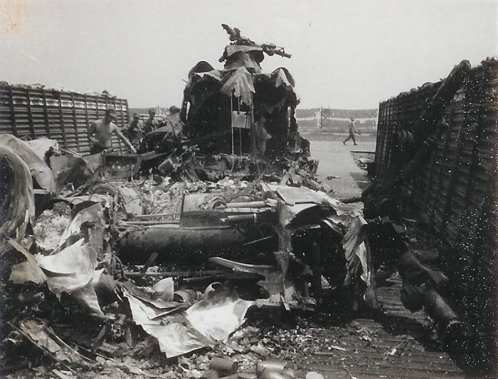 File:Destroyed helicopter, Cu Chi Base Camp, 1969.jpg